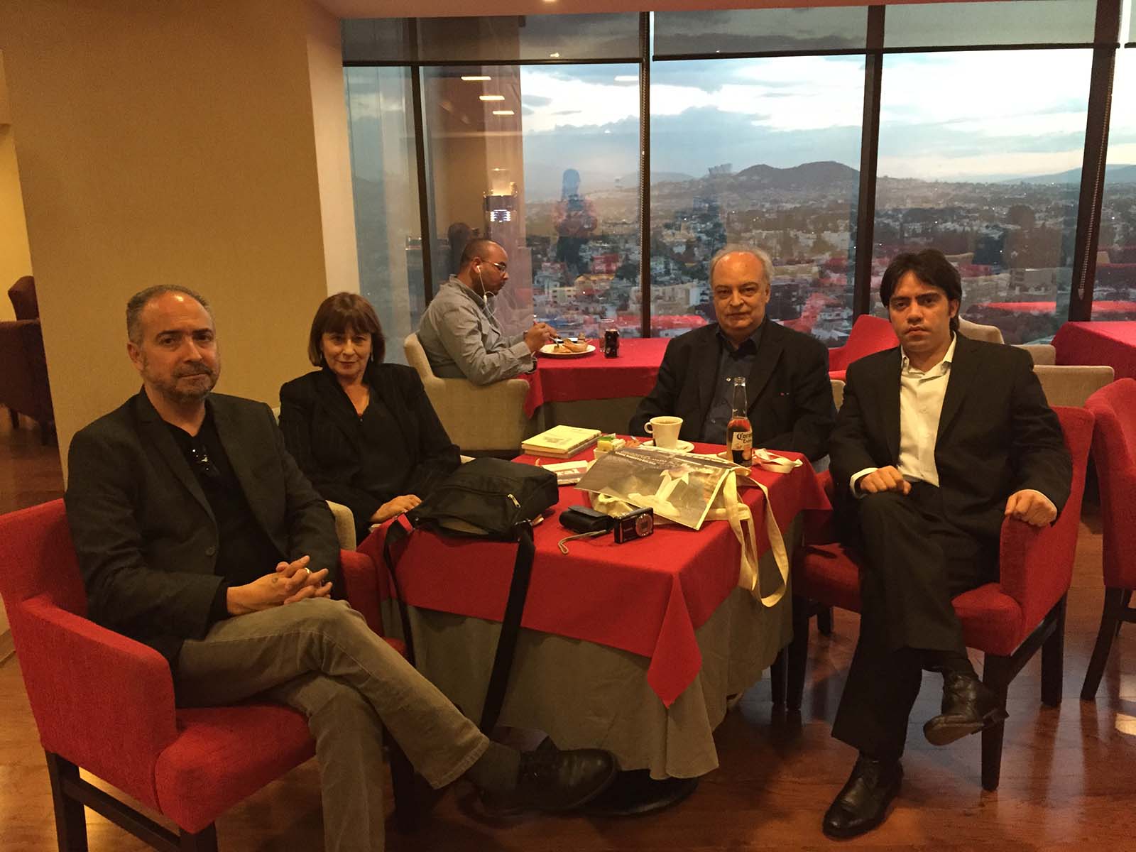 Mauricio Montiel Figueiras, Paula de Parma, Enrique Vila-Matas y Alejandro García Abreu en el Hotel Hilton Guadalajara, después de la entrega del Premio FIL de Literatura
en Lenguas Romances